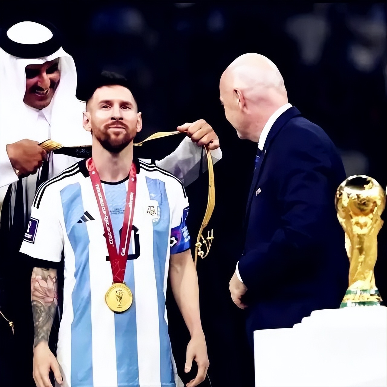 梅西夺冠穿的黑袍是什么意思,梅西世界杯冠军黑袍是什么