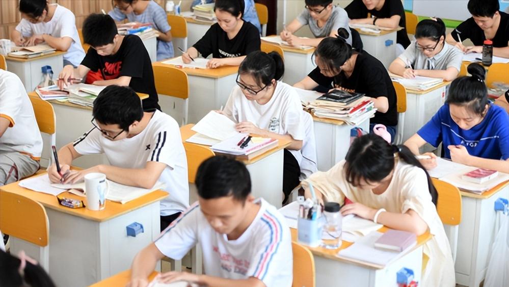 高考女生吃避孕药有副作用,高考女生需要吃抑制姨妈的药物吗