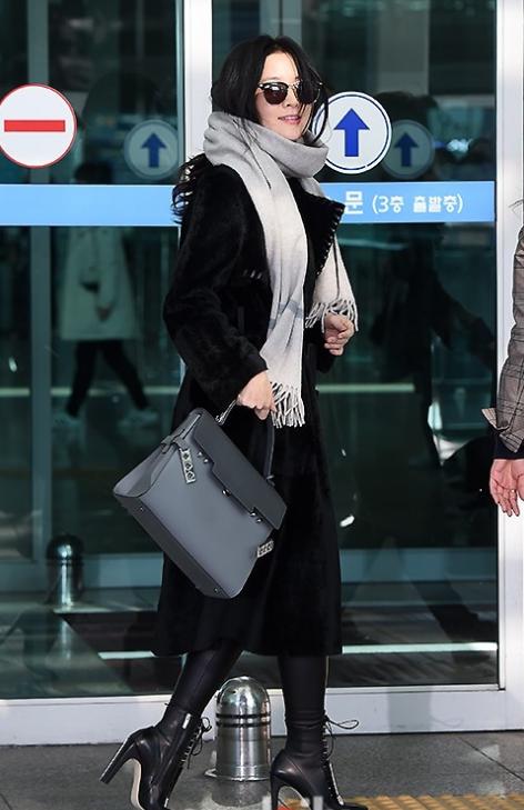 李英爱穿大衣图片,李英爱黄皮夹克配裙子穿搭