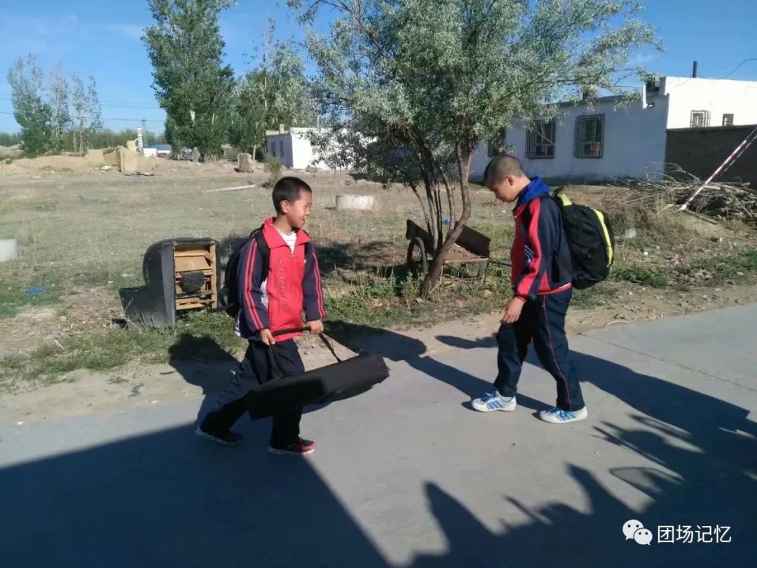 陪读送孩子上学,陪读寄宿生