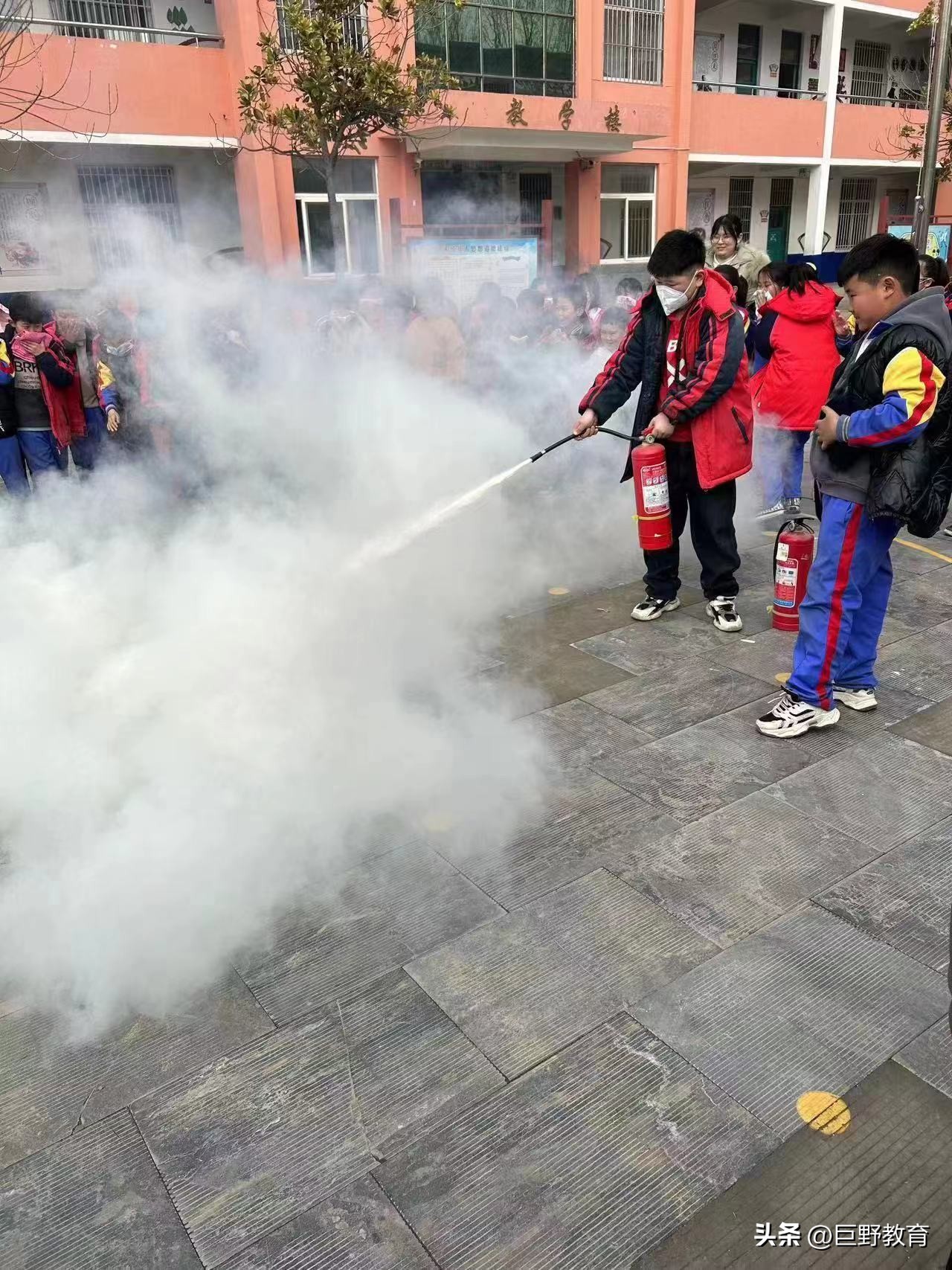 巨野县永丰办万堂小学防溺水,六石中心小学消防演练