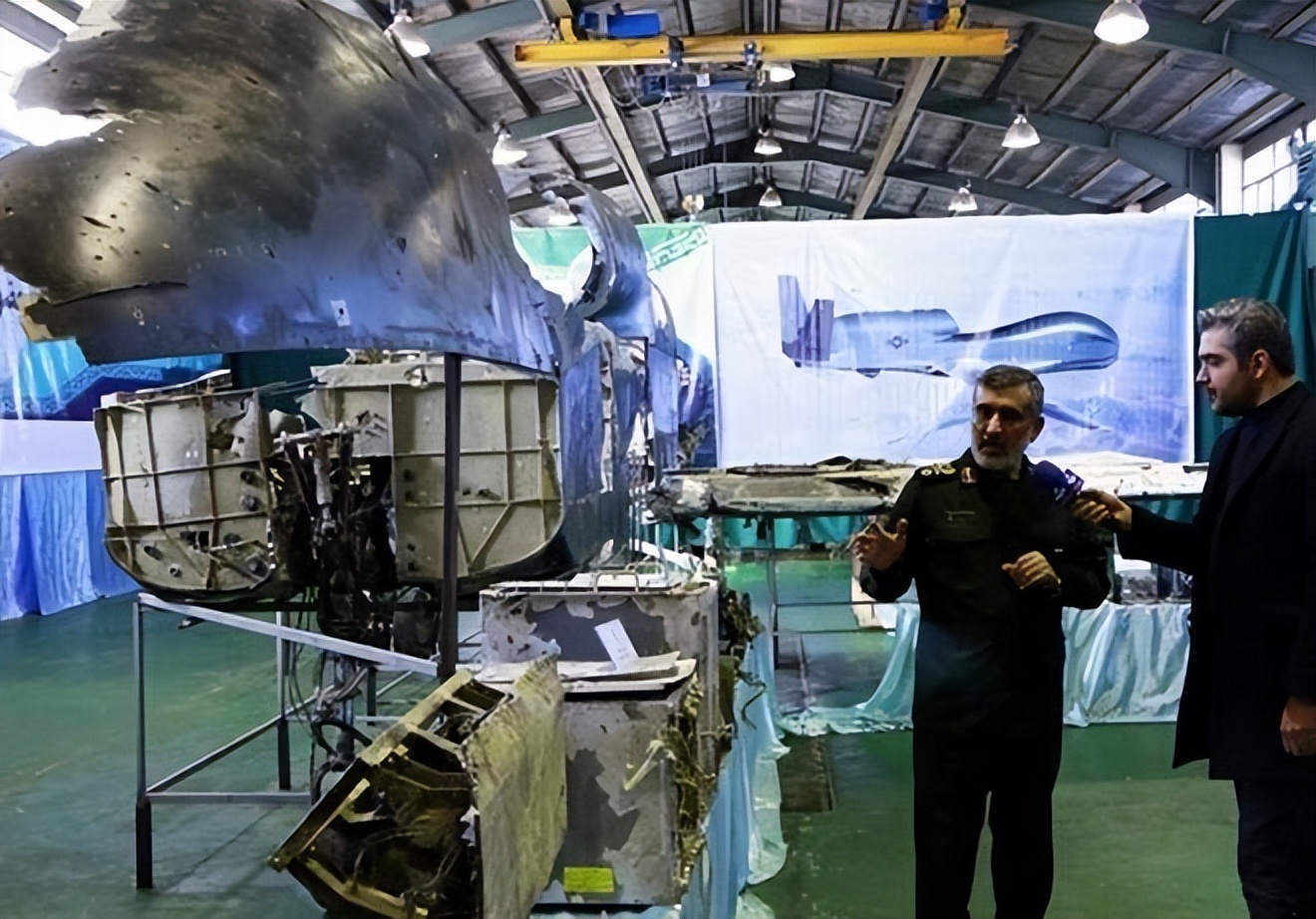 伊朗举行无人机实战演习,伊朗无人机演习打航母