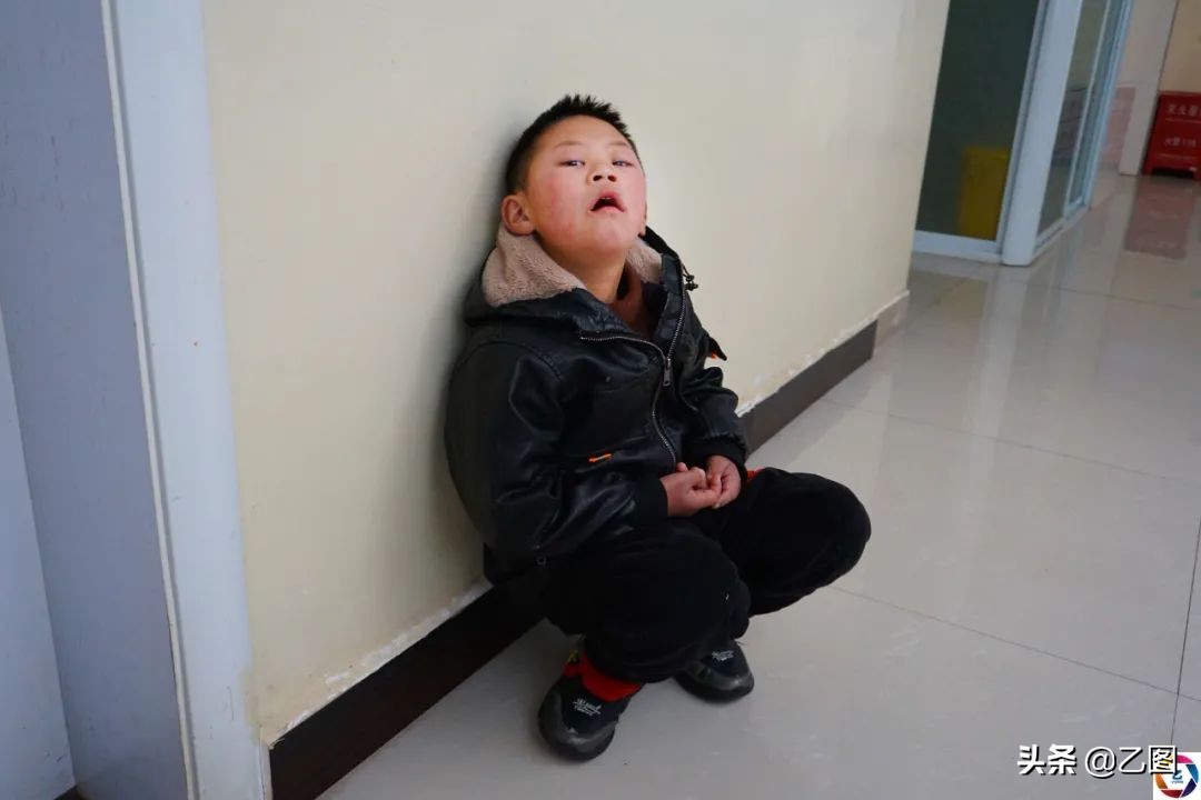 孙子发狂砍断爷爷的手筋，爷爷流泪倾诉：只要孙子能好要命都可以