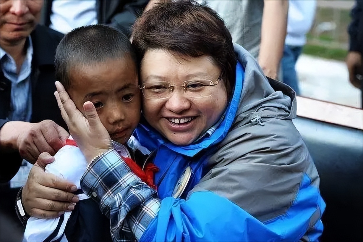 追星青年翻墙、散尽家财、自杀等现象频出，保安怒怼对得起父母吗