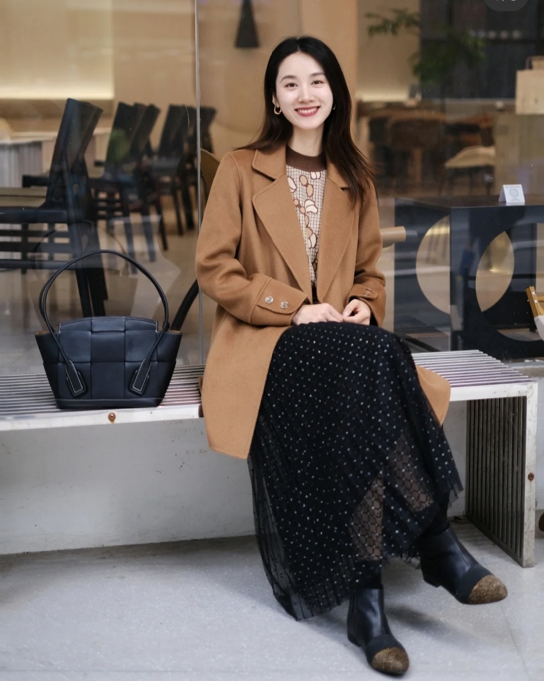 棕色的鞋子棕色大衣怎么搭配衣服,棕色大衣的穿搭技巧