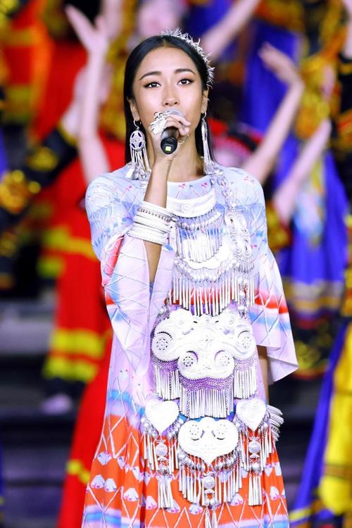 吉克隽逸成名前后,吉克隽逸为啥这么有钱