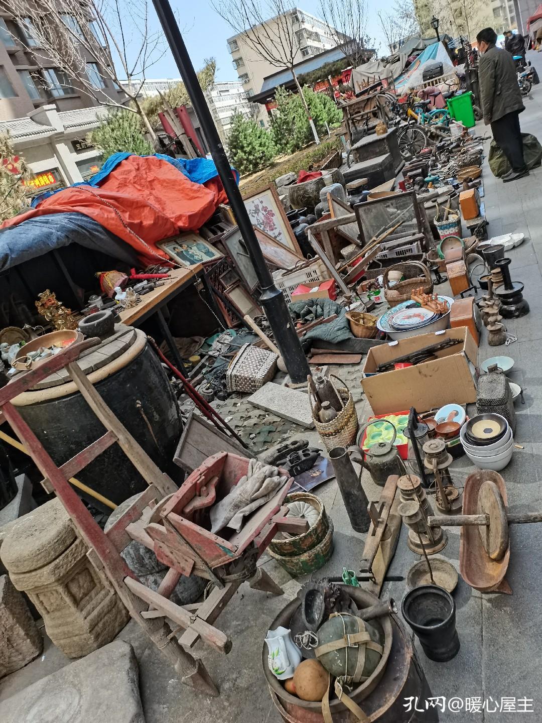 背上我的小书包去文化市场淘宝，淘到两摞自己比较心仪的书