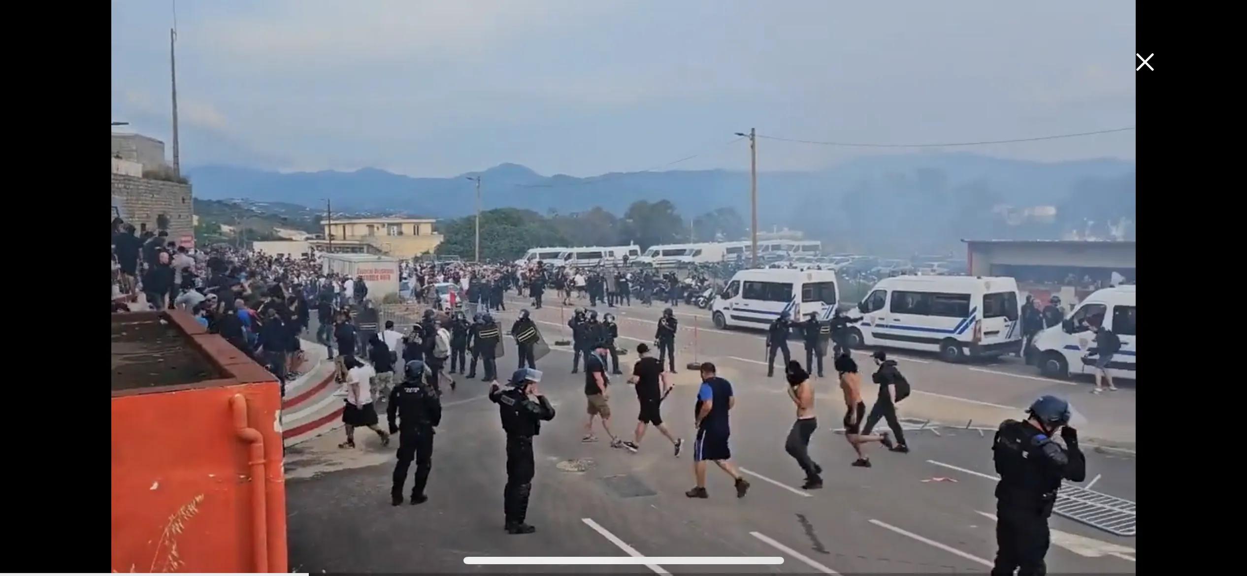 可恨,八岁患癌小球迷遭极端球迷攻击,还烧毁他的主队球衣