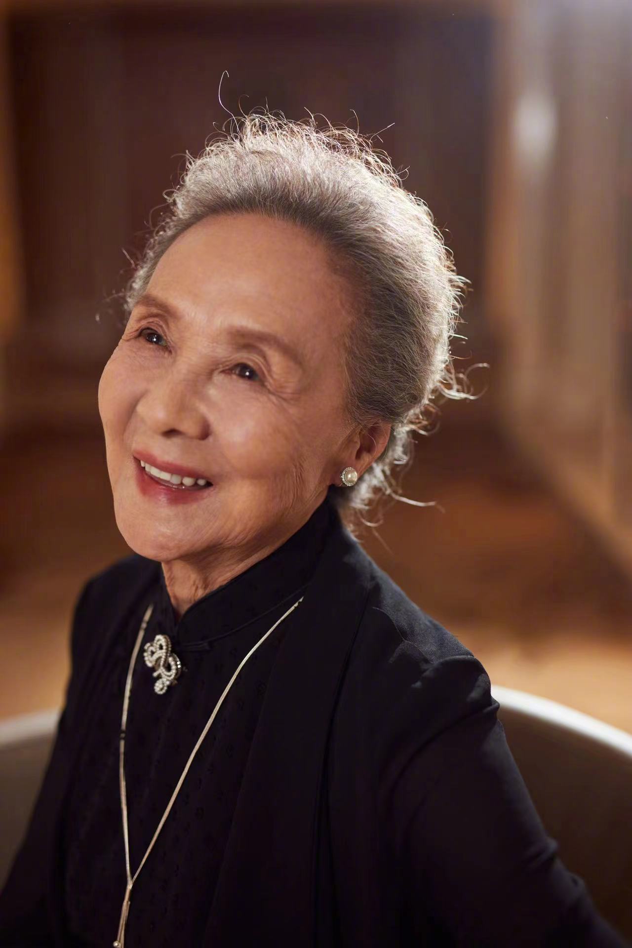 浙江71岁老奶奶穿搭堪比20岁,80岁老奶奶穿衣打扮变年轻