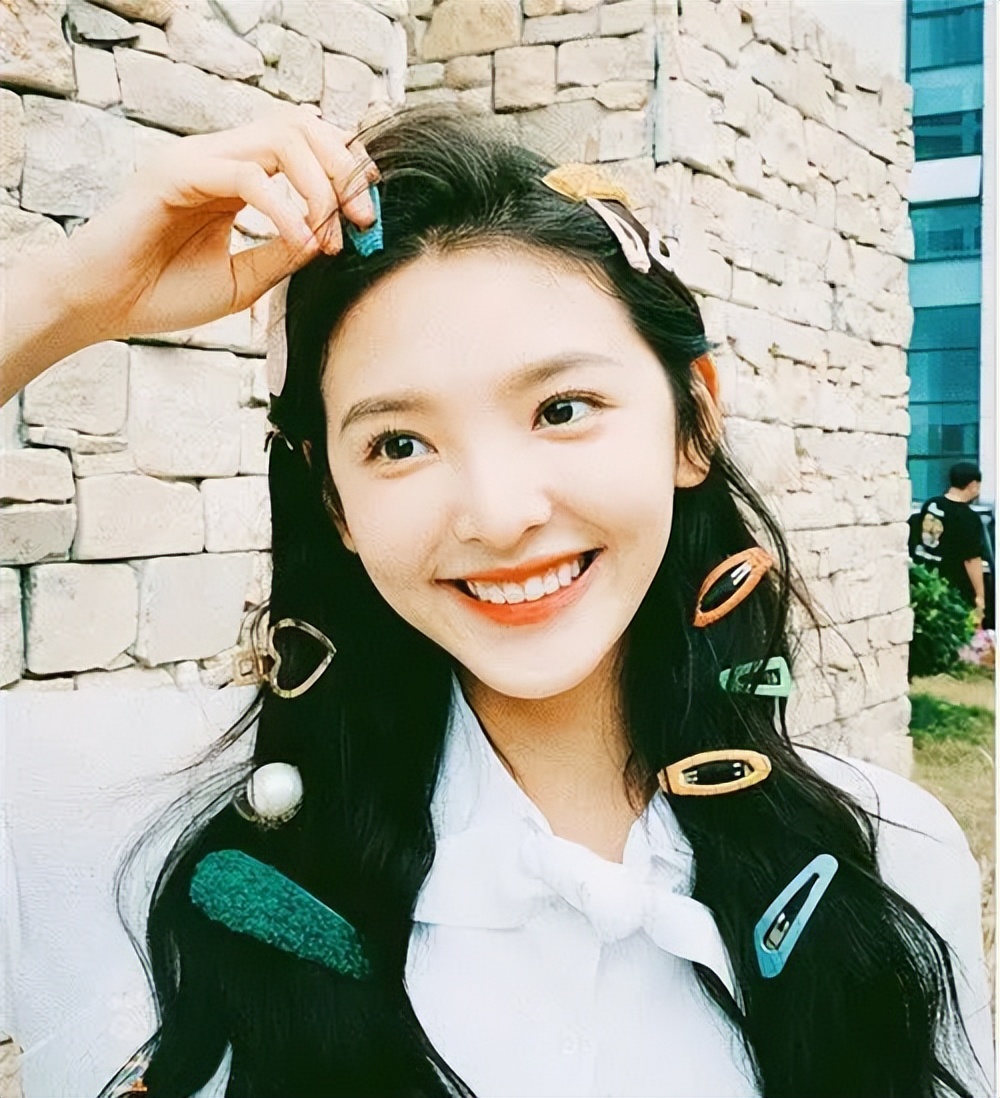 儿童用泫雅风彩色发夹怎么扎好看 (泫雅一字夹发夹佩戴方法)