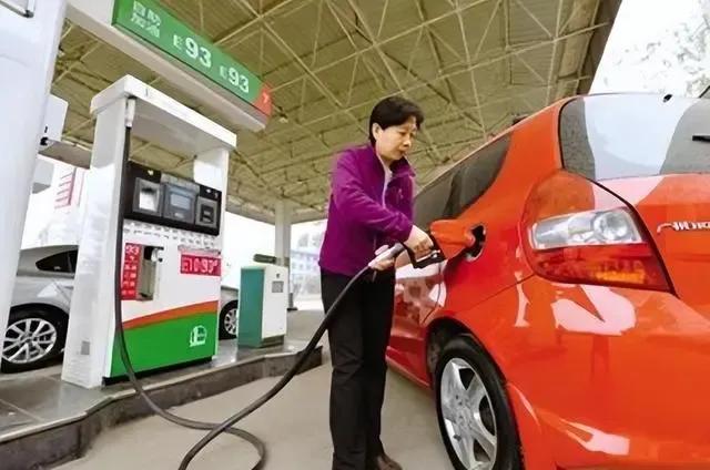 为什么“私人加油站”不但收费低廉，还提供免费洗车？职员说真话