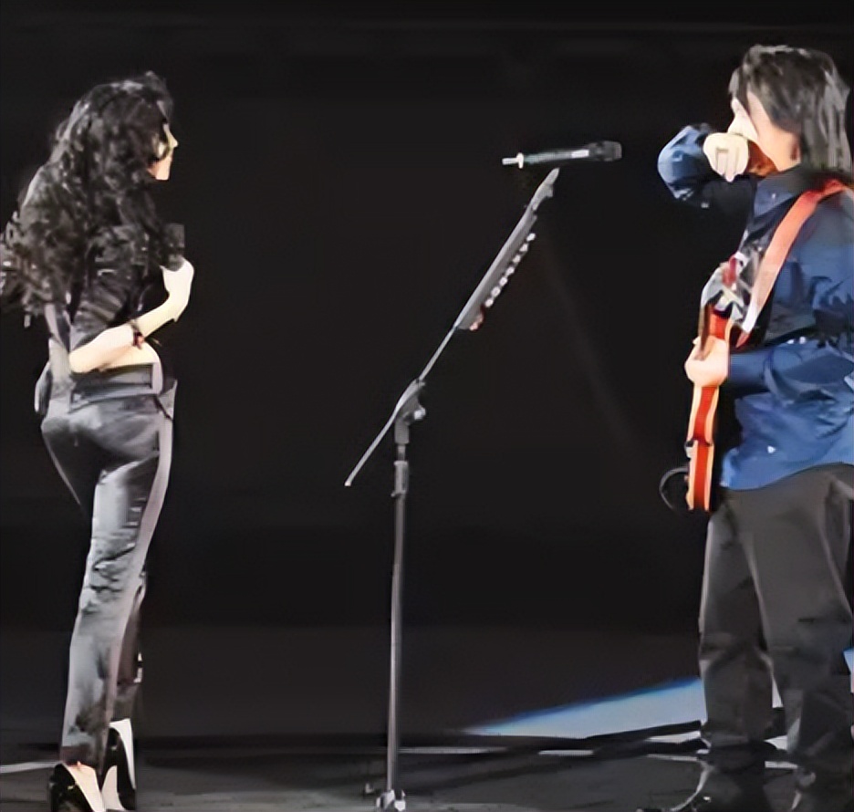 伍佰神级演唱会大合集,伍佰为什么被称为摇滚皇帝