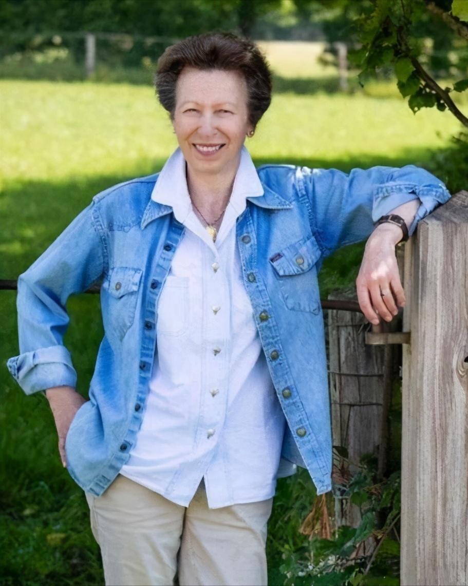 这位公主奶奶太会穿：72岁穿金戴帽，优雅贵气一眼看见