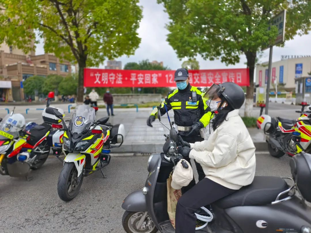 重庆渝警骁骑宣传片,渝警骁骑变身暖心代驾护送就医