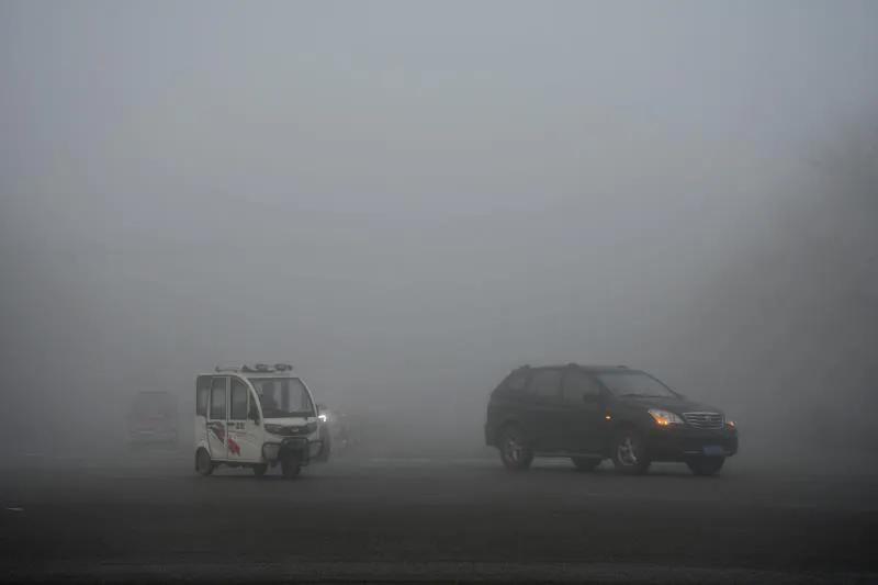 山东茌平：今晨大雾迷漫“鲁西小城路上行车都亮起了雾灯