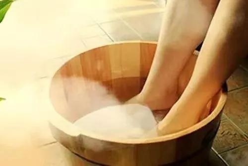 女生教你脚踝扭伤处理方法,脚踝扭伤一年后还疼怎么处理