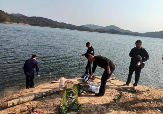 泥鳅党被抓视频,抓泥鳅钓鱼违法吗