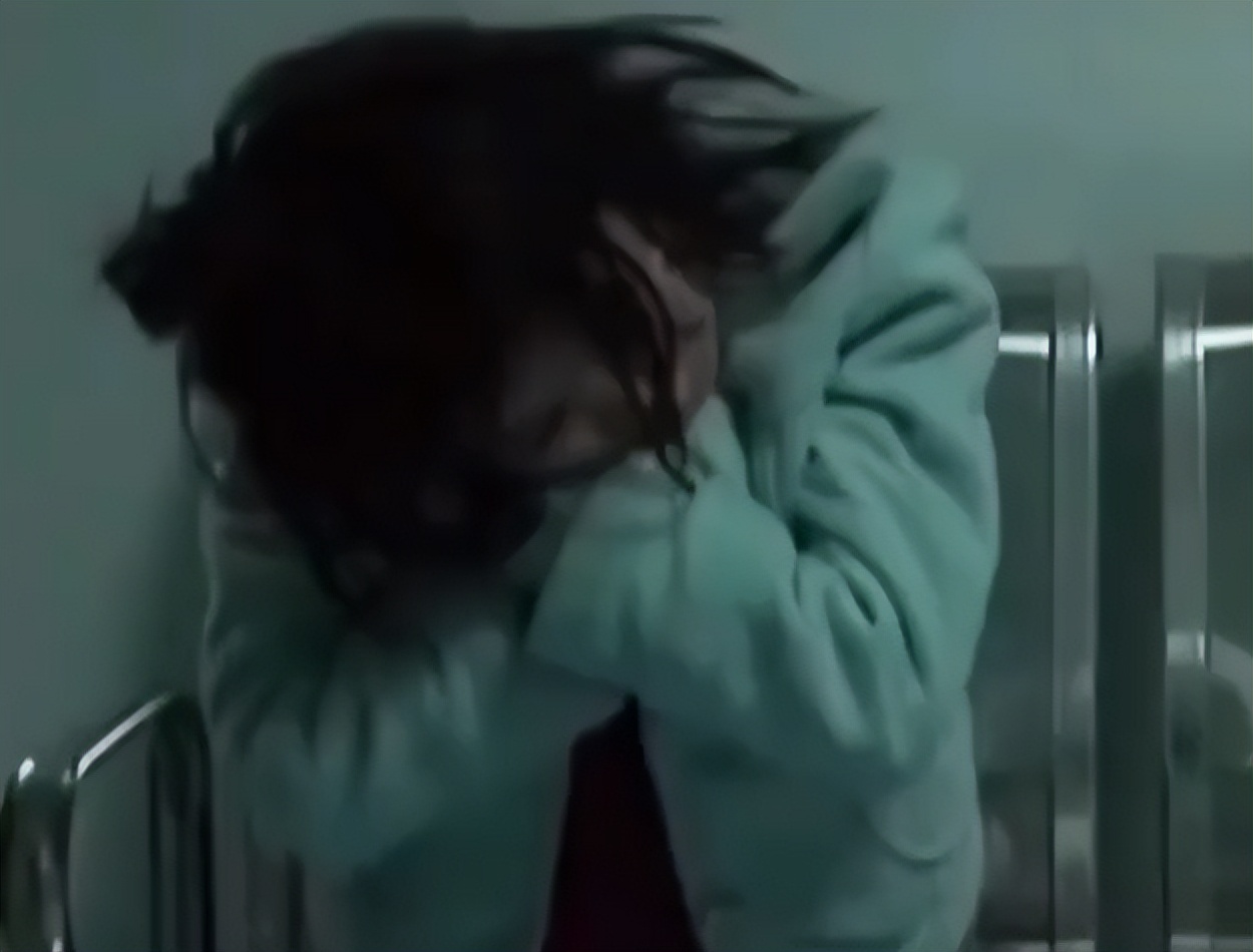 2015年湖北24岁校花被裸身囚禁，与蛇同住场面“污秽”，让人唏嘘