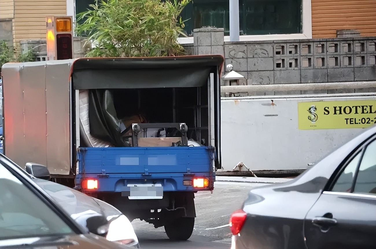 大s床垫销毁现场,大s汪小菲床垫上的污渍是什么