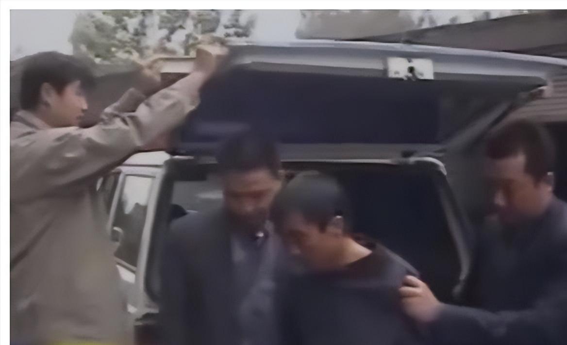 2名女子裸死菜地，*体下**塞满荒草，警方靠米糠袋抓获凶手