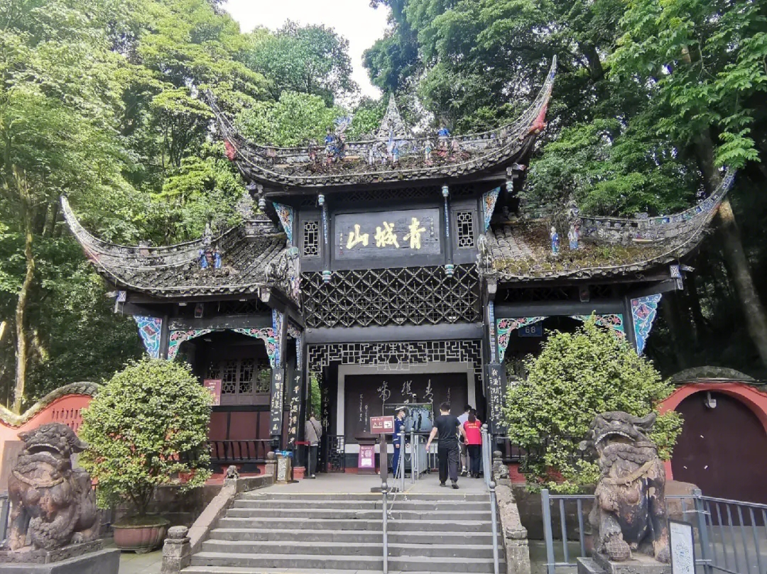 镇纸、拐枣、小亭、神像，串起了一条幽静而深邃的山路