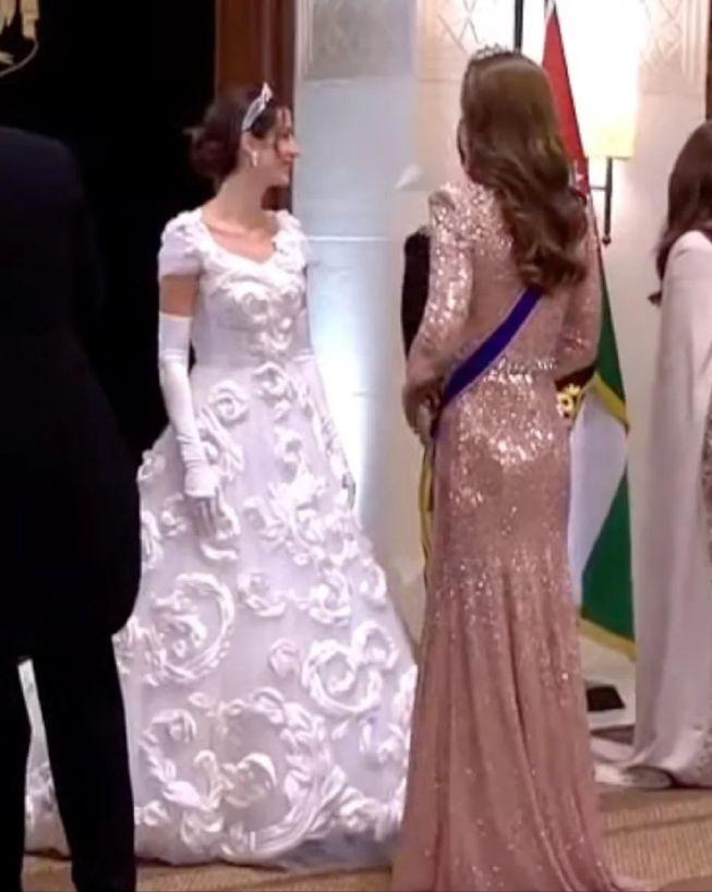 凯特王妃出席婚礼的礼服,凯特王妃粉色荷叶边