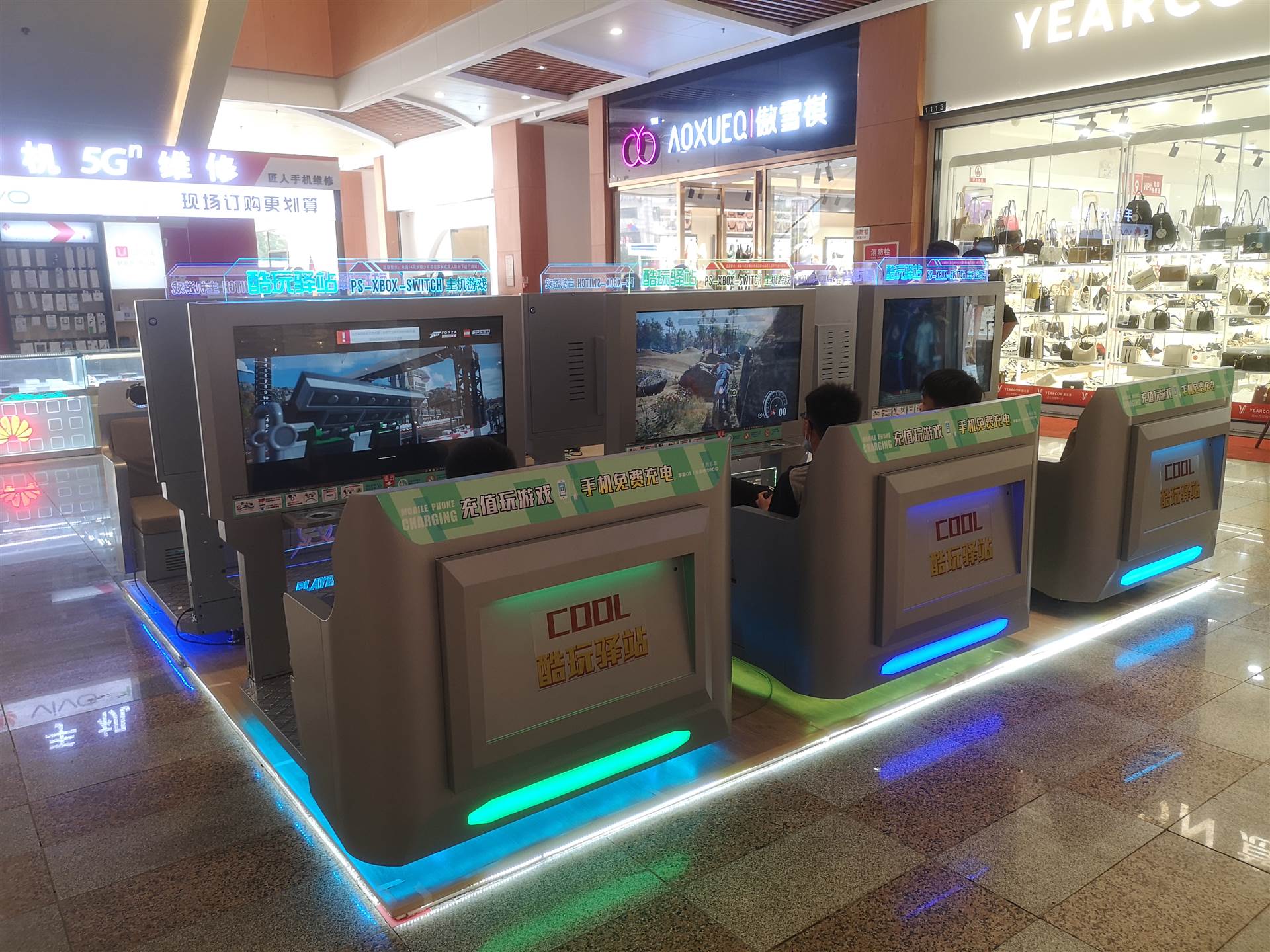 商场ps4游戏厅,ps4主机上的游戏好玩吗