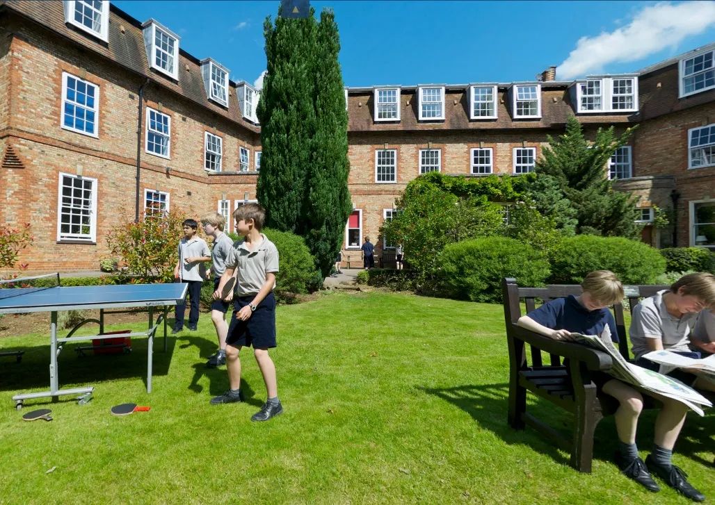 低龄留学去英国安全吗,英国留学可以寄宿学校吗