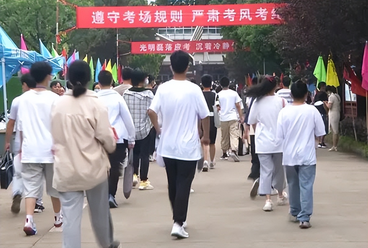 16岁学生校内服毒身亡曾遭霸凌,贵州中学生在校内服毒身亡