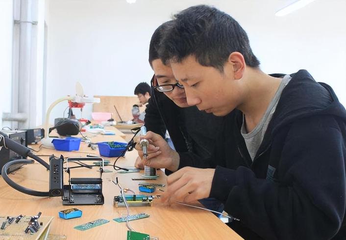 就业前景好的10大本科专业,文科生高薪专业