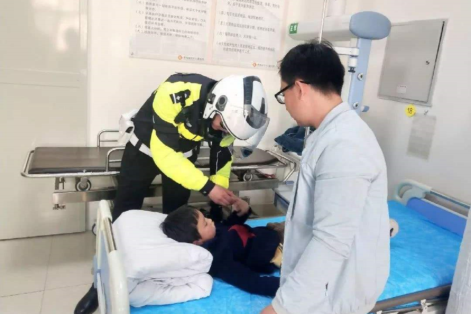 孩子滑雪斜坡摔倒了有危险吗,六岁女孩滑雪需要准备什么