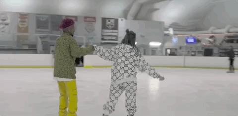 21岁天才唱作少女被曝光恋情！男友大十岁，粉丝：妹妹你图啥…