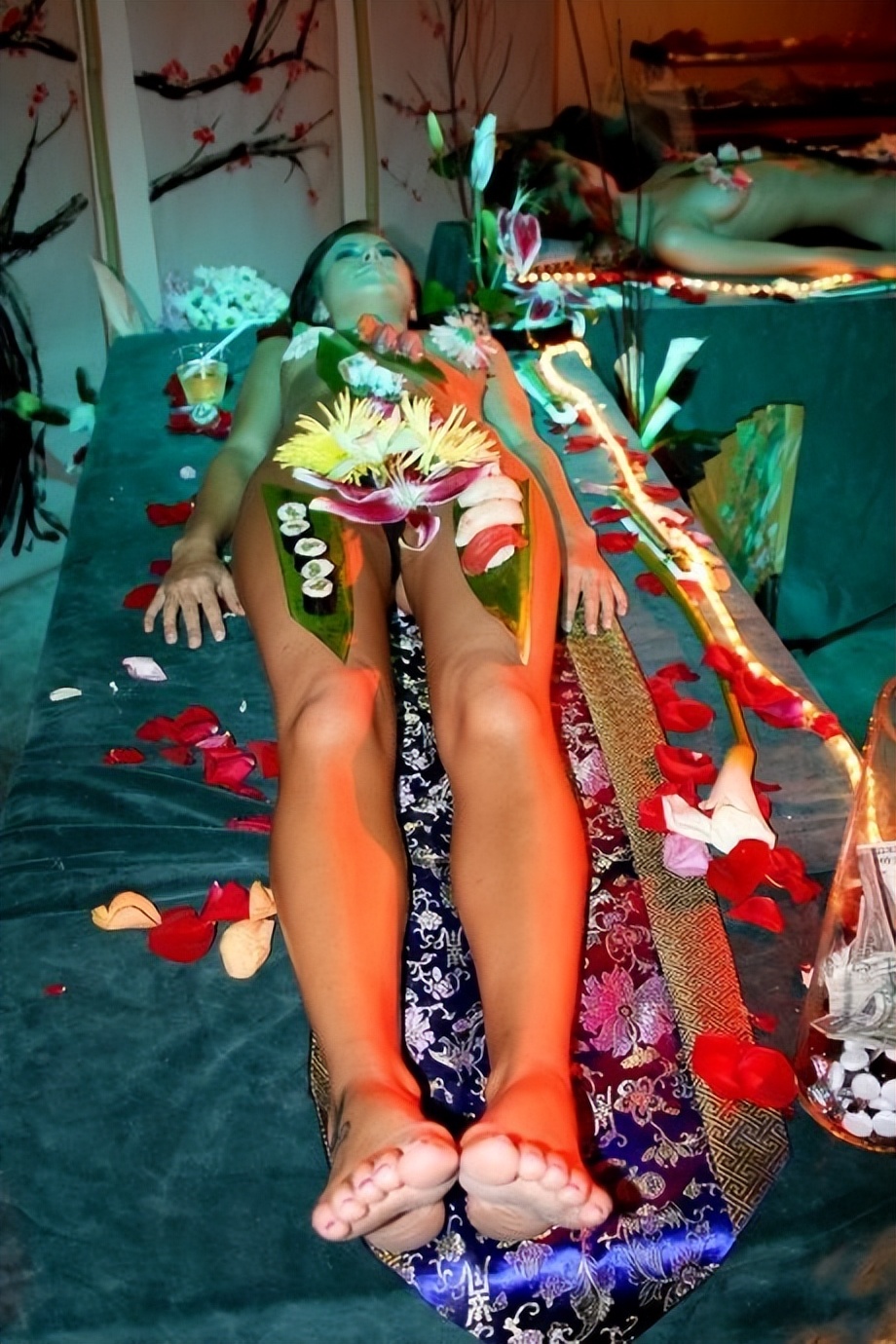 侃爷生日派对寿司,侃爷为朱莉亚庆生