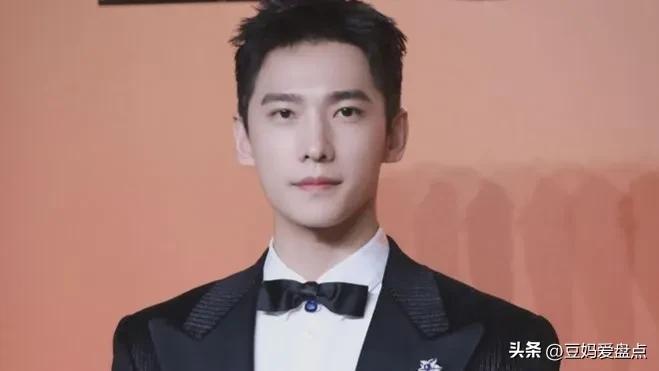 杨洋全黑造型亮相稳重优雅,杨洋从校草的蜕变