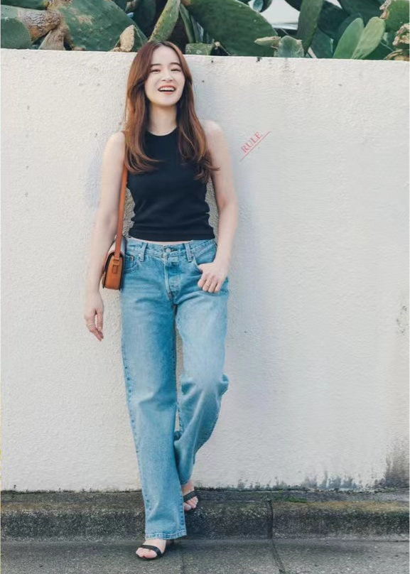 今夏流行牛仔裤搭配高跟凉鞋,一条牛仔裤解决今夏所有搭配