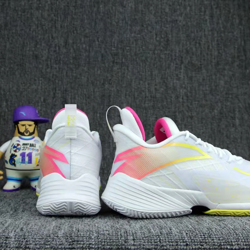 安踏轻狂pro氮科技篮球鞋,安踏新品篮球鞋三分雨