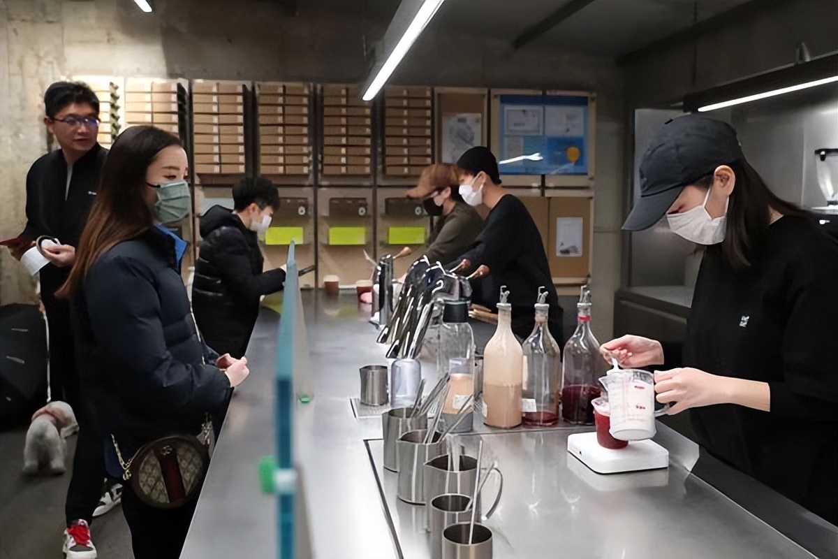 空无一人的网红店,设计控必看01|“三顿半”原力飞行概念店