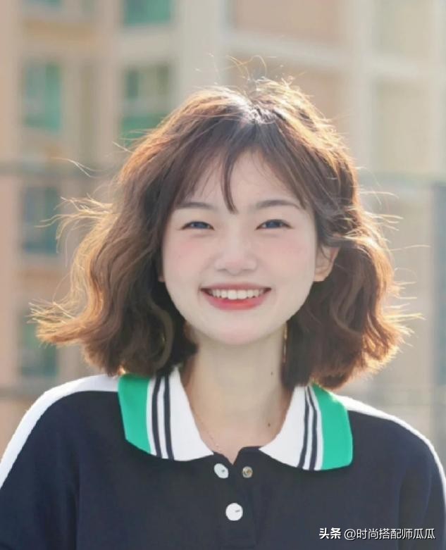 适合发量少减龄的烫发,别再留中间长两边短的发型