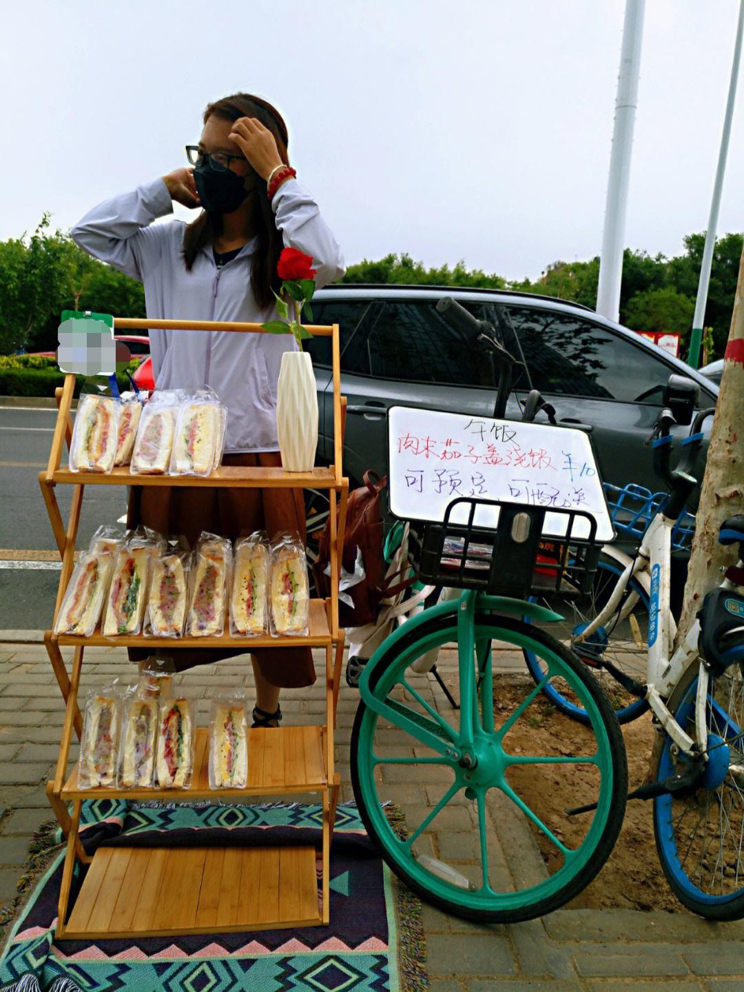 摆摊卖三明治全过程,90后摆摊卖三明治生意火爆