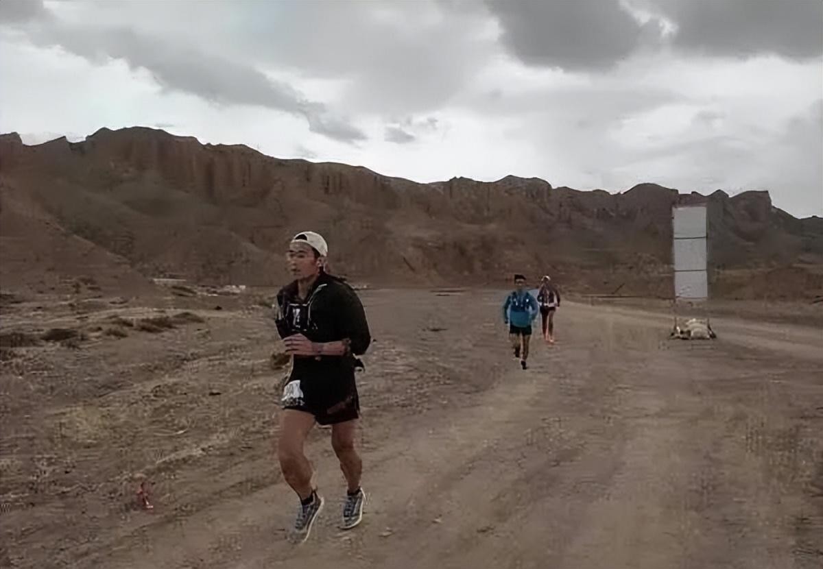 他被日本冠军称为英雄，21年却因跑马拉松遇难，2岁女儿替父领奖