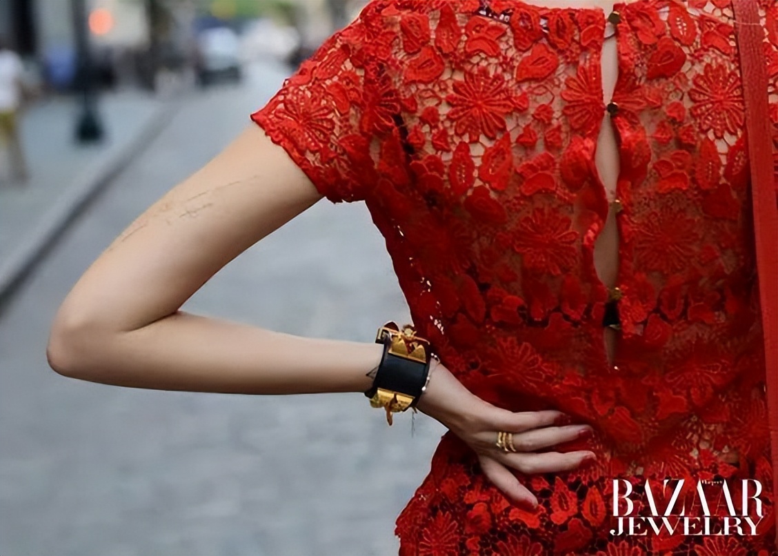 夏天担心藏不住“蝴蝶袖”？集齐明星博主教你“手镯转移*法大**”