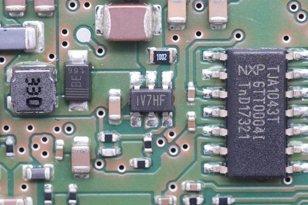 宝马5系无线充电拆解,宝马5系充电器怎么拆