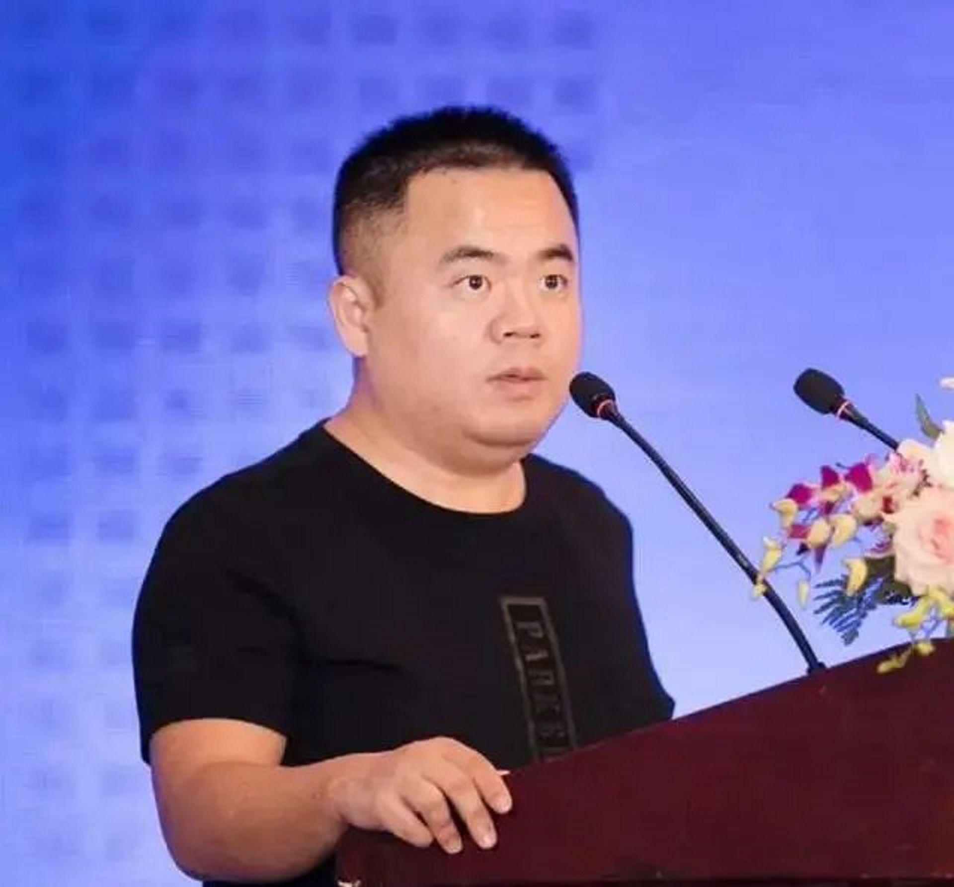 泉州丰泽又出“黑马”：蔡氏父子实控200亿帝国，80后家族累捐1亿