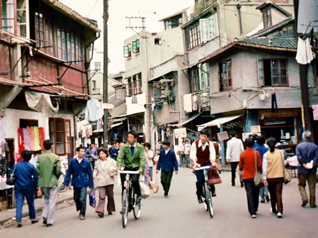 1994年春节，*小平邓**离开上海前对*菊黄**说：这是上海最后的机遇