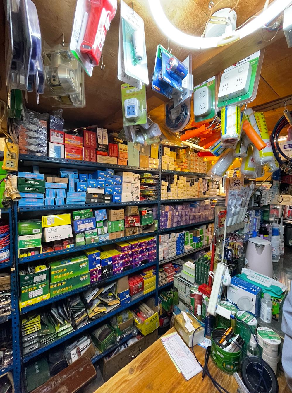 梧桐区的五金店，都是长久又顽强的存在