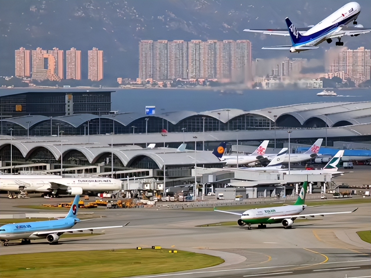 飞机降落速度那么快是如何减速的,飞机为什么能准确降落在跑道