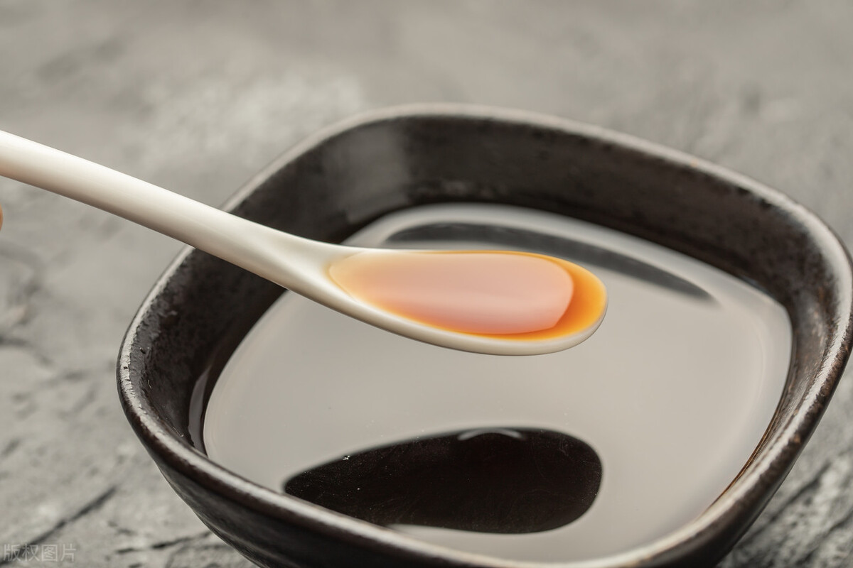 染发膏沾到皮肤上怎么去除小苏打,赛斯罗林染发膏沾皮肤上会变色吗