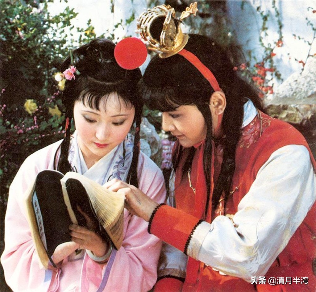 同样是演“宝黛读西厢”，87版美得像古画，新版怼脸怼嘴还怼胸？