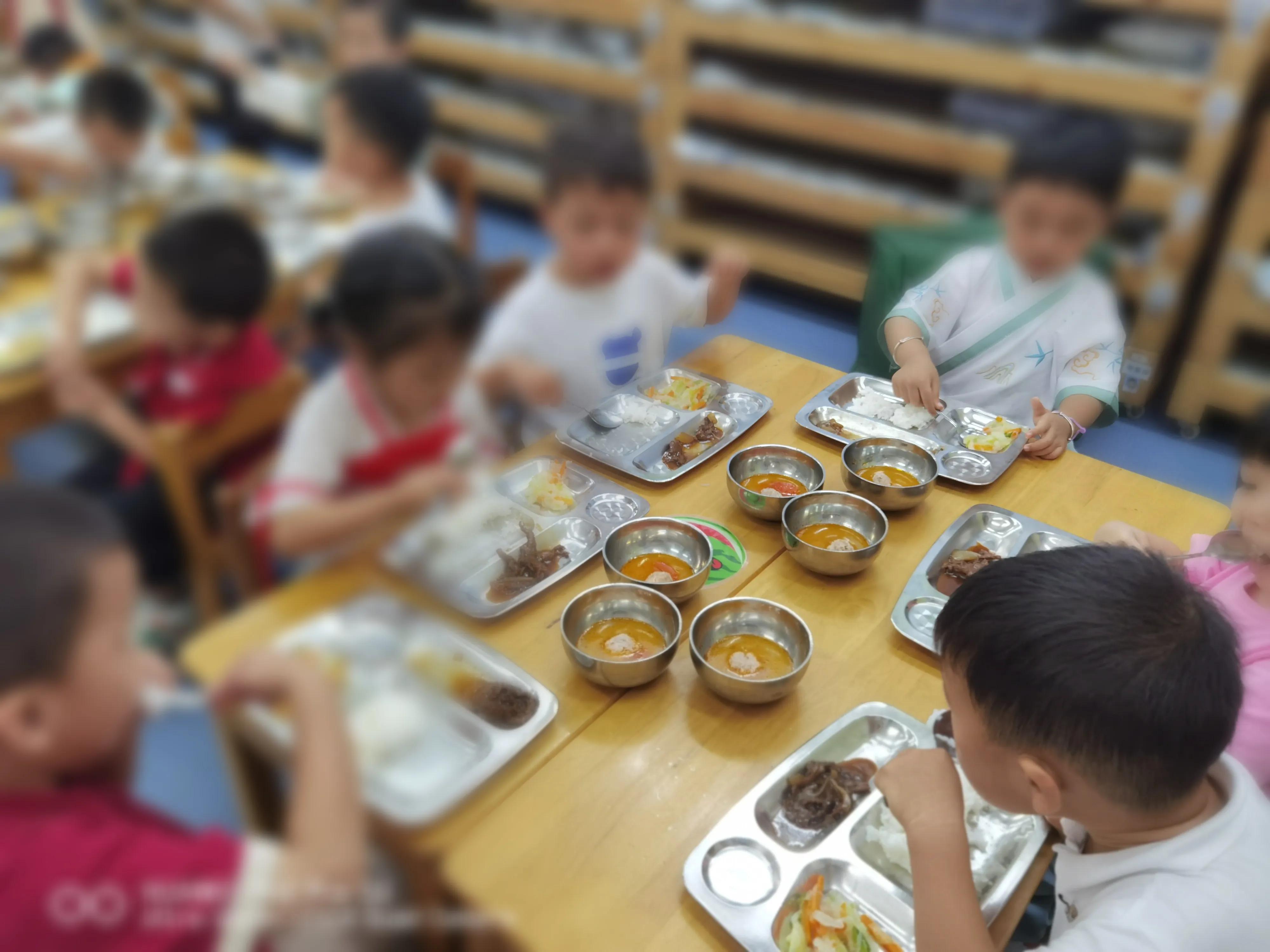 顺顺宝宝上幼儿园的第二个半天就流鼻涕咳嗽，但很快好起来2022.9