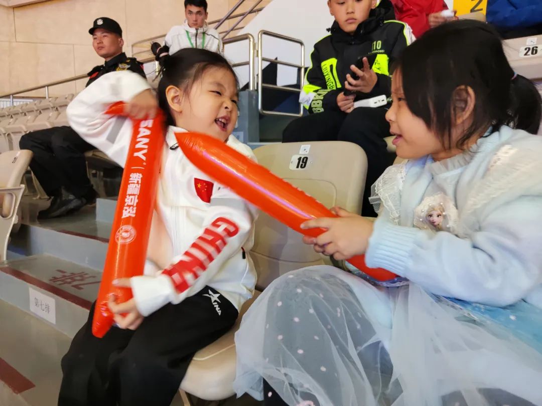 这所学校有2000多个孩子在踢球